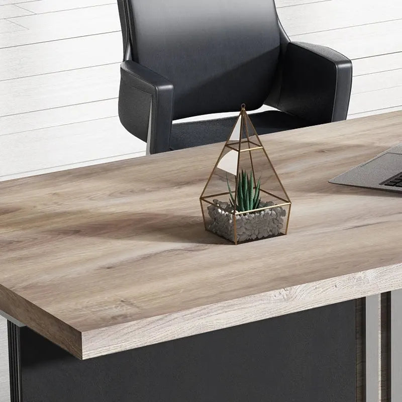 Moderner Schreibtisch aus Holzdekor mit Sichtschutz aus Metall und Kabelmanagement