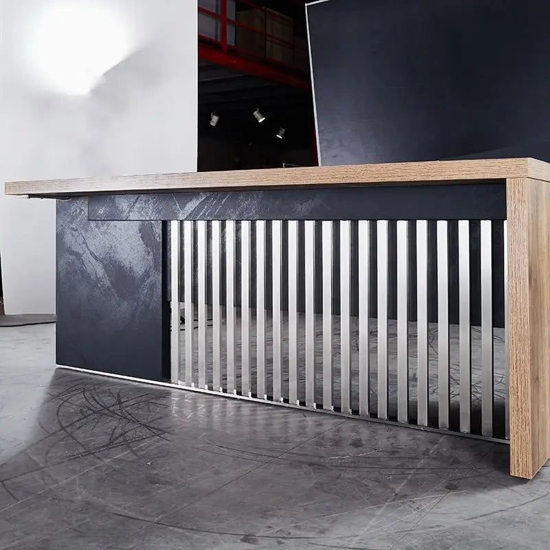 Moderner Schreibtisch aus Holzdekor mit Sichtschutz aus Metall und Kabelmanagement