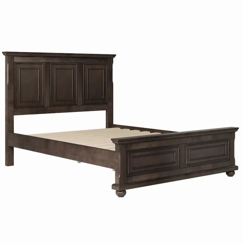 Cama tradicional de madera de pino marrón con cabecero de paneles y listones de madera