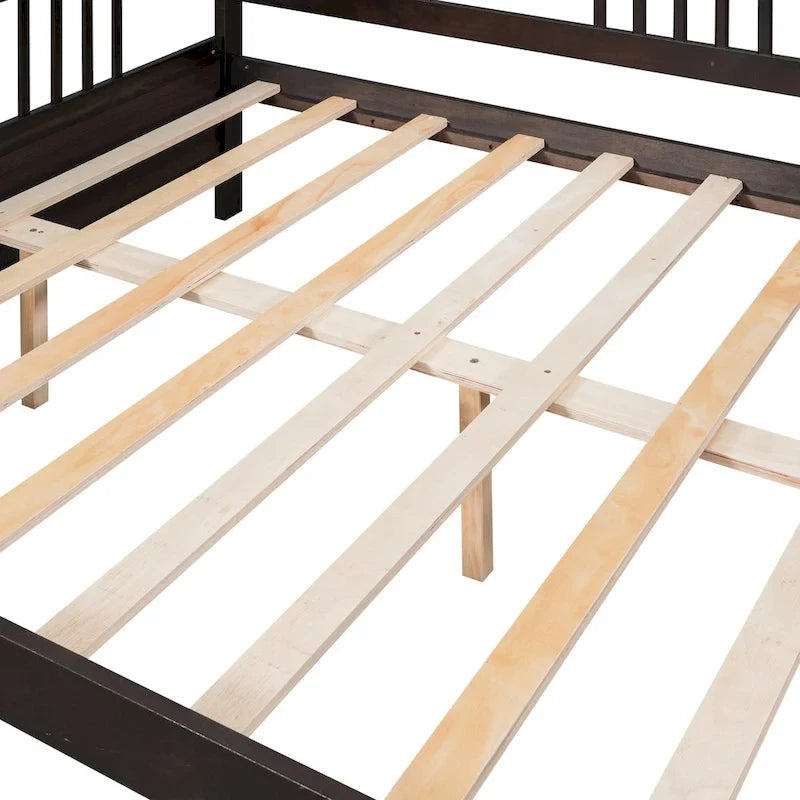 Klassisches Tagesbettgestell aus Holz mit Lattenrückenlehne und Seitenarmlehnen