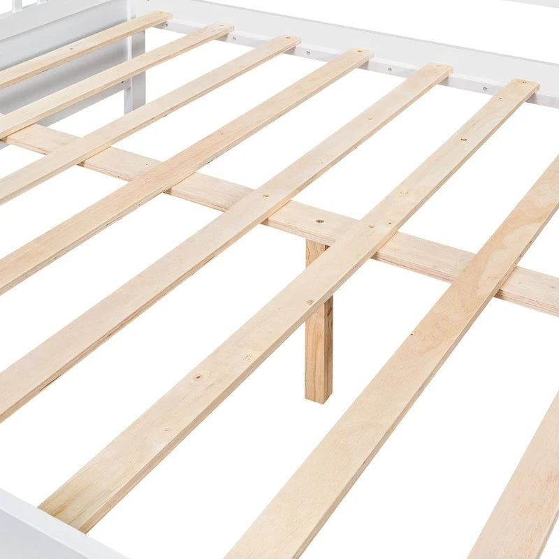 Klassisches Tagesbettgestell aus Holz mit Lattenrückenlehne und Seitenarmlehnen