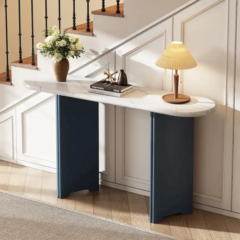 Mesa consola moderna de mármol sintético con parte superior redondeada y base de madera