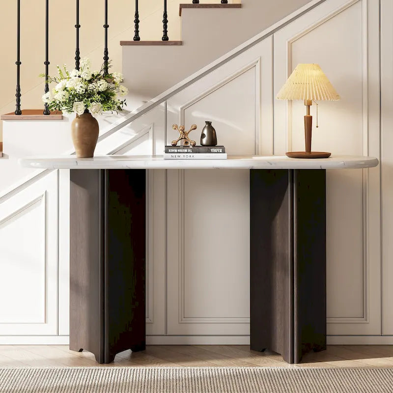 Mesa consola moderna de mármol sintético con parte superior redondeada y base de madera