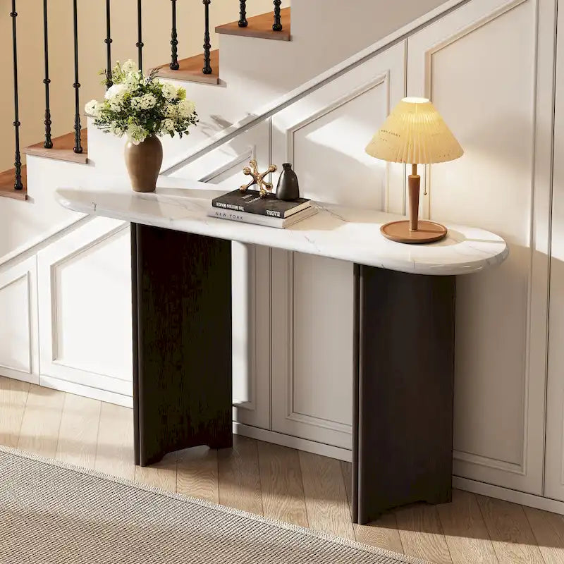 Mesa consola moderna de mármol sintético con parte superior redondeada y base de madera