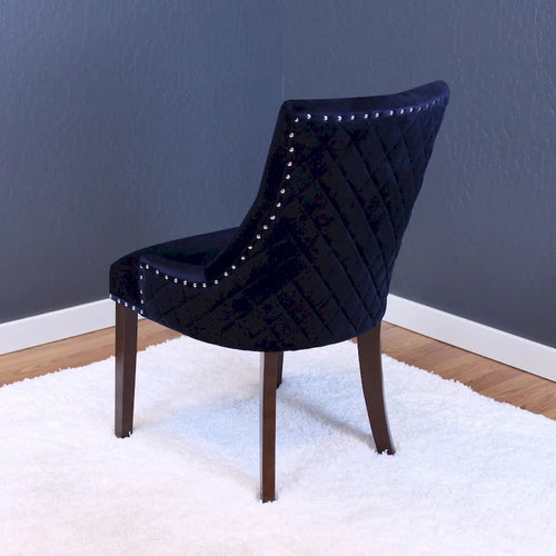 Sedia da pranzo classica in velluto capitonné con borchie decorative e gambe in legno