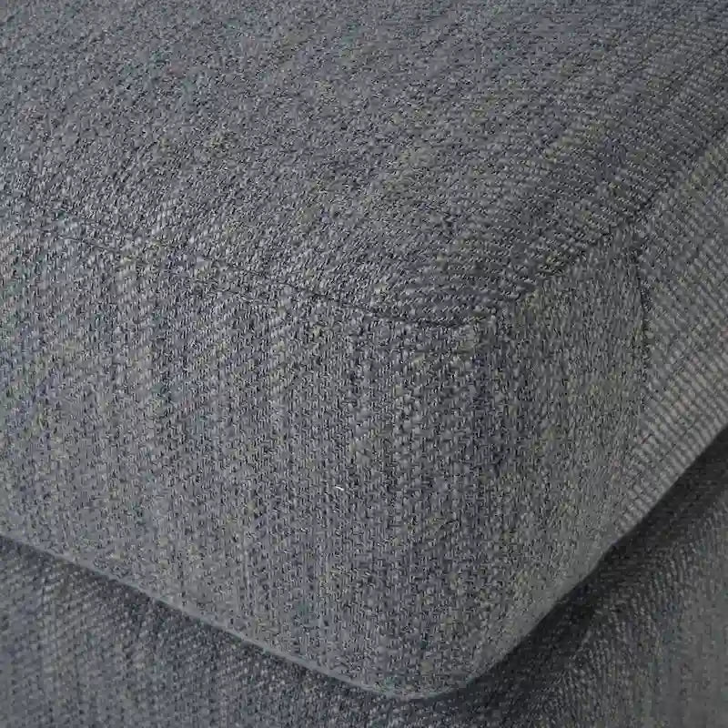 Modernes Stoffsofa mit Dekokissen und konisch zulaufenden Beinen aus Birkenholz