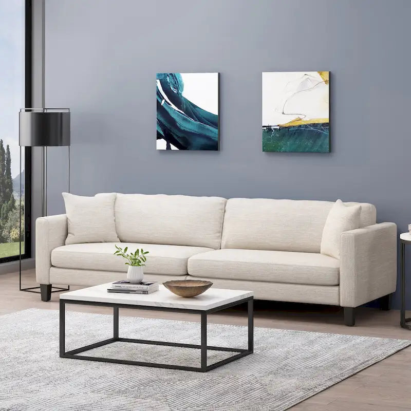Modernes Stoffsofa mit Dekokissen und konisch zulaufenden Beinen aus Birkenholz