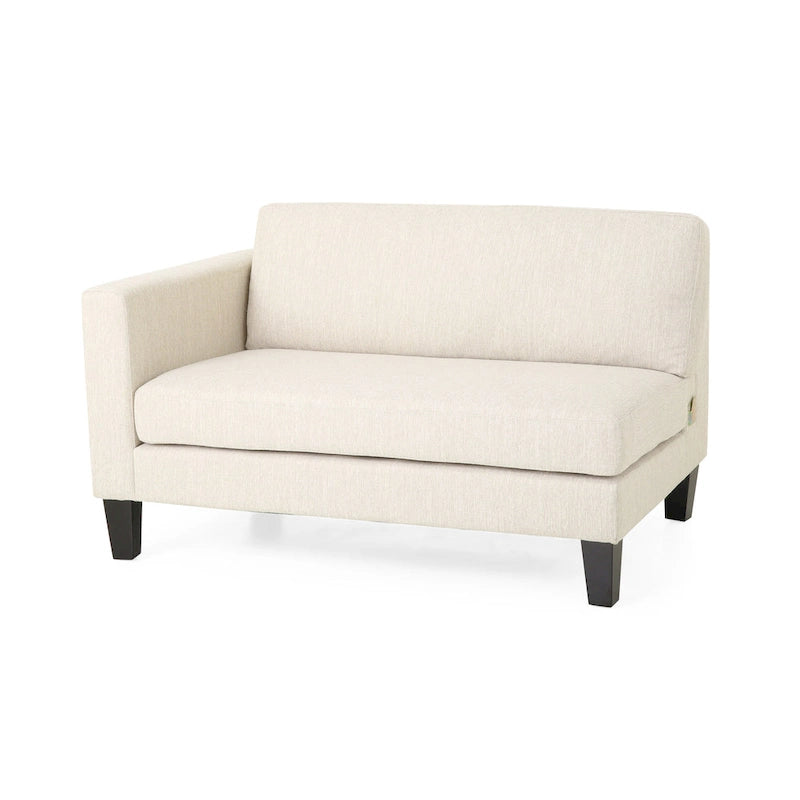 Modernes Stoffsofa mit Dekokissen und konisch zulaufenden Beinen aus Birkenholz