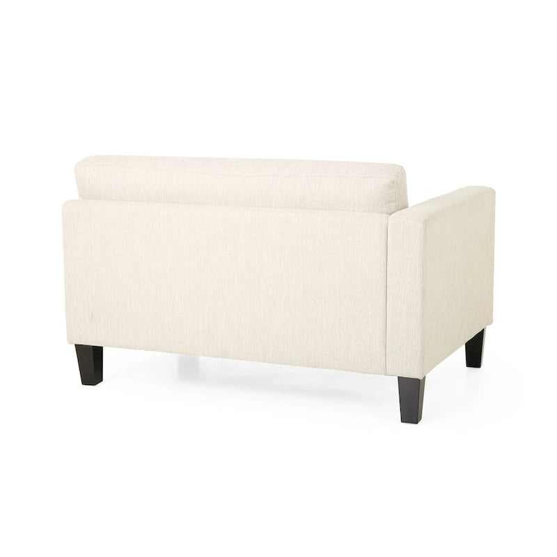 Modernes Stoffsofa mit Dekokissen und konisch zulaufenden Beinen aus Birkenholz