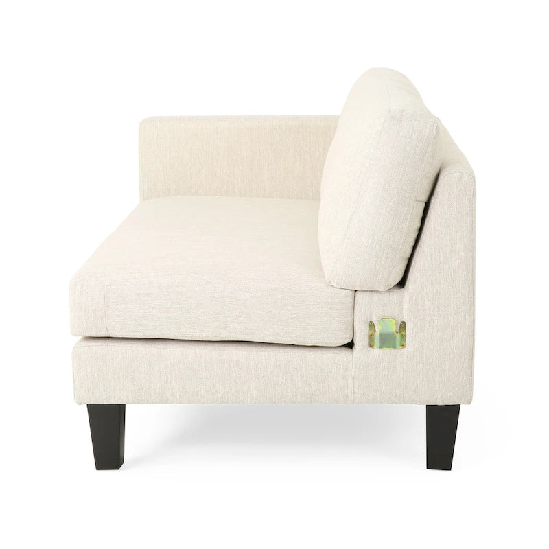 Modernes Stoffsofa mit Dekokissen und konisch zulaufenden Beinen aus Birkenholz