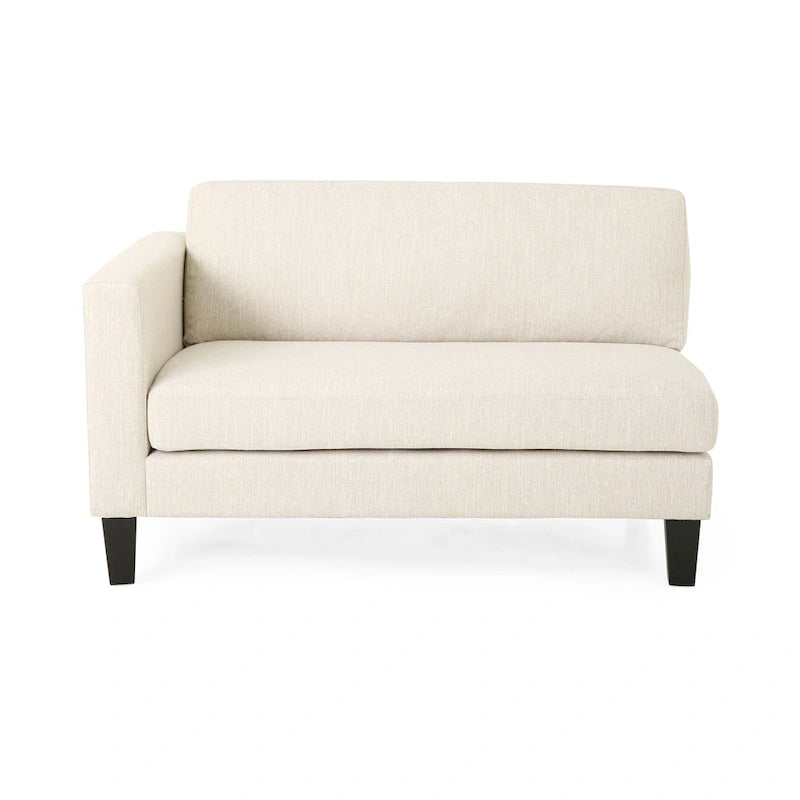 Modernes Stoffsofa mit Dekokissen und konisch zulaufenden Beinen aus Birkenholz
