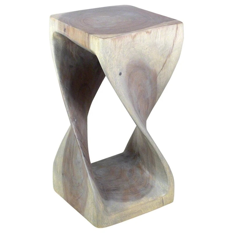 Rustikaler Hocker aus massivem grauem Holz mit skulpturalem offenem Design
