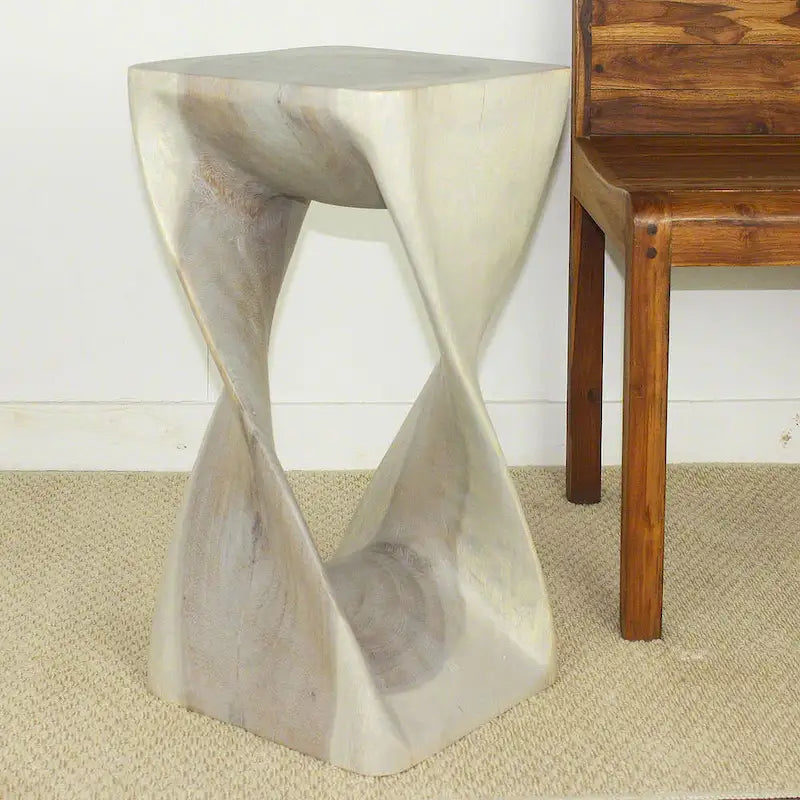Rustikaler Hocker aus massivem grauem Holz mit skulpturalem offenem Design