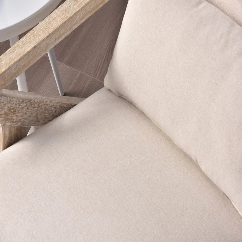 Sillón auxiliar retro tapizado con estructura de madera maciza y cojín