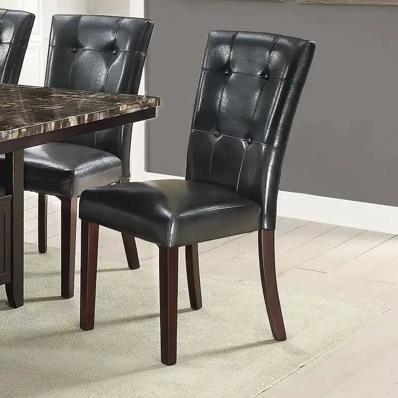 Silla de comedor clásica de cuero sintético con respaldo capitoné y patas de madera