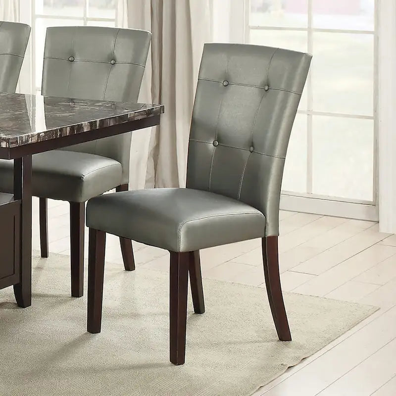 Silla de comedor clásica de cuero sintético con respaldo capitoné y patas de madera