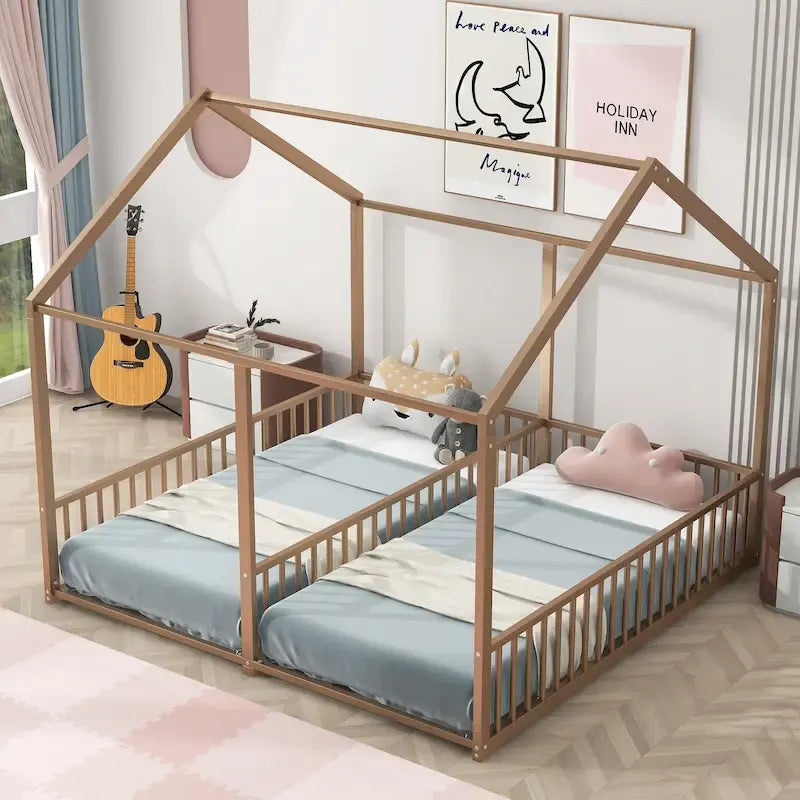 Estructura de cama tipo casita de metal con divisor central y barandillas circundantes