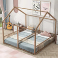 Estructura de cama tipo casita de metal con divisor central y barandillas circundantes