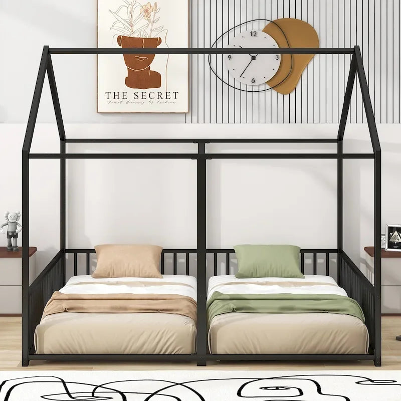 Estructura de cama tipo casita de metal con divisor central y barandillas circundantes