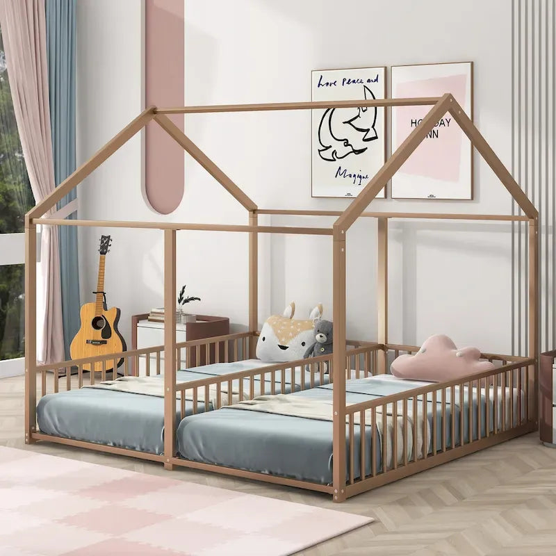 Estructura de cama tipo casita de metal con divisor central y barandillas circundantes