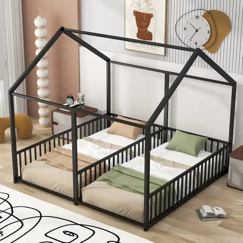 Estructura de cama tipo casita de metal con divisor central y barandillas circundantes