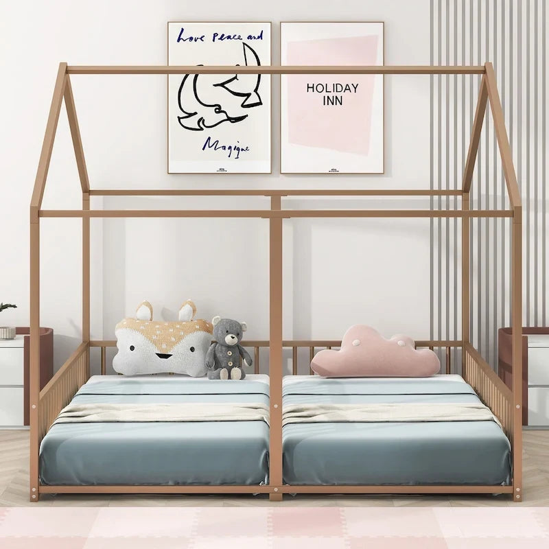 Estructura de cama tipo casita de metal con divisor central y barandillas circundantes