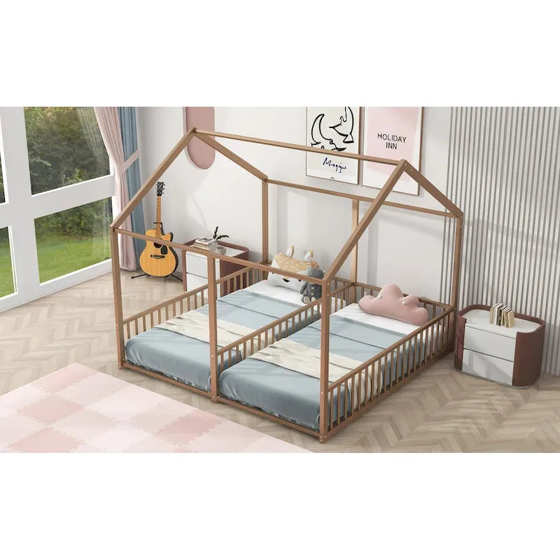 Estructura de cama tipo casita de metal con divisor central y barandillas circundantes
