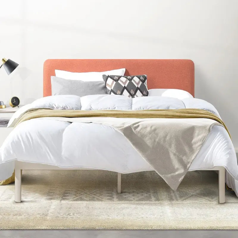 Cama de plataforma de metal moderna con cabecero tapizado y listones de madera