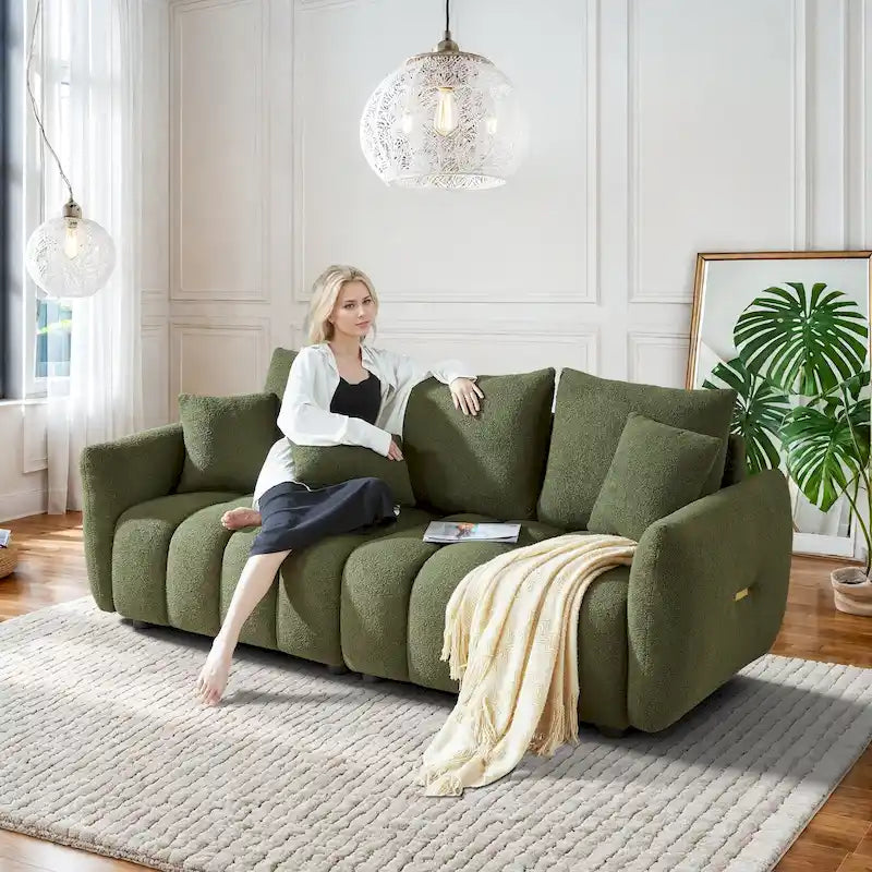 Sofá moderno de tela teddy con capitoné acanalado y cojines decorativos