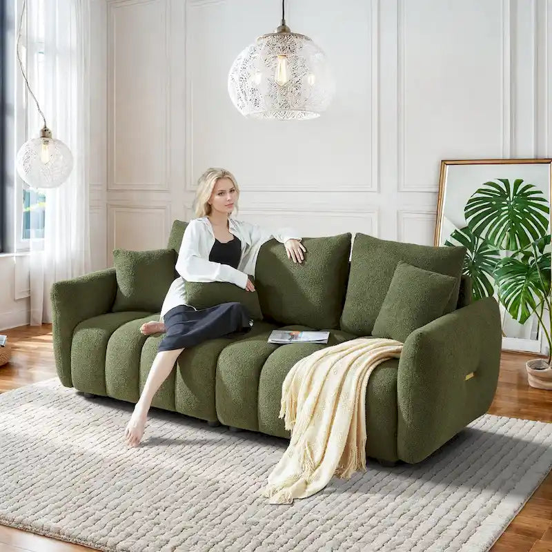 Sofá moderno de tela teddy con capitoné acanalado y cojines decorativos