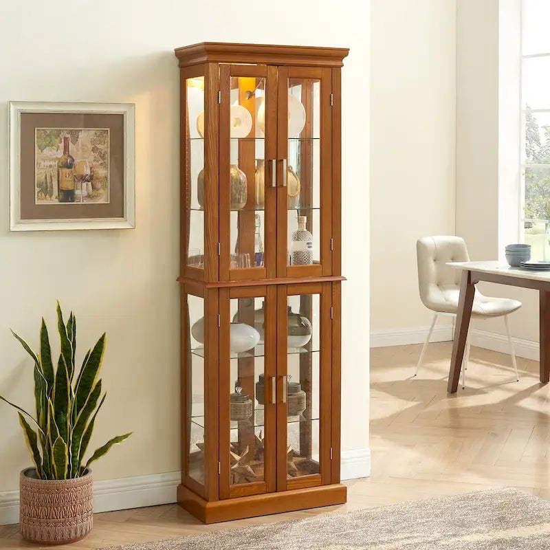 Vitrina clásica de madera con puertas de vidrio e iluminación interior
