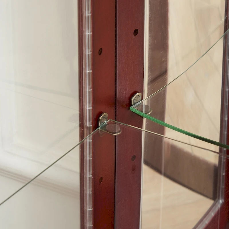Vitrina clásica de madera con puertas de vidrio e iluminación interior