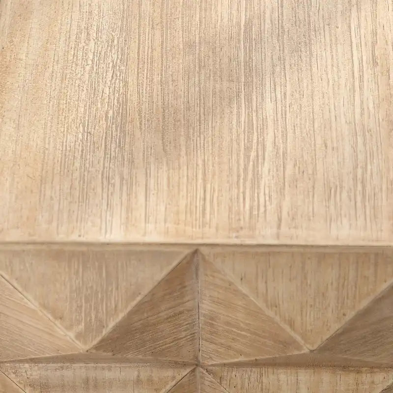 Quadratischer Beistelltisch mit Sockel aus natürlicher Holzmaserung und geometrischem Reliefmuster