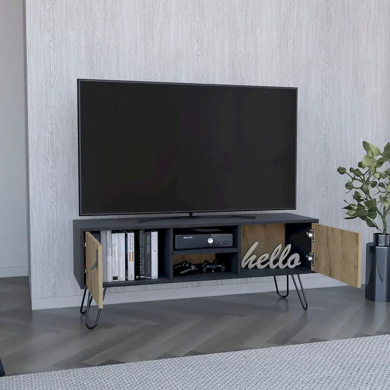 Mueble moderno de dos tonos para TV con puertas de acabado de veta de madera y patas de horquilla
