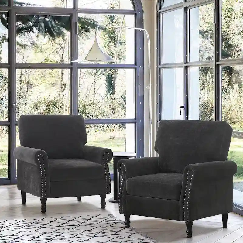Sillón decorativo tapizado de chenilla con brazos enrollados y ribete de tachuelas