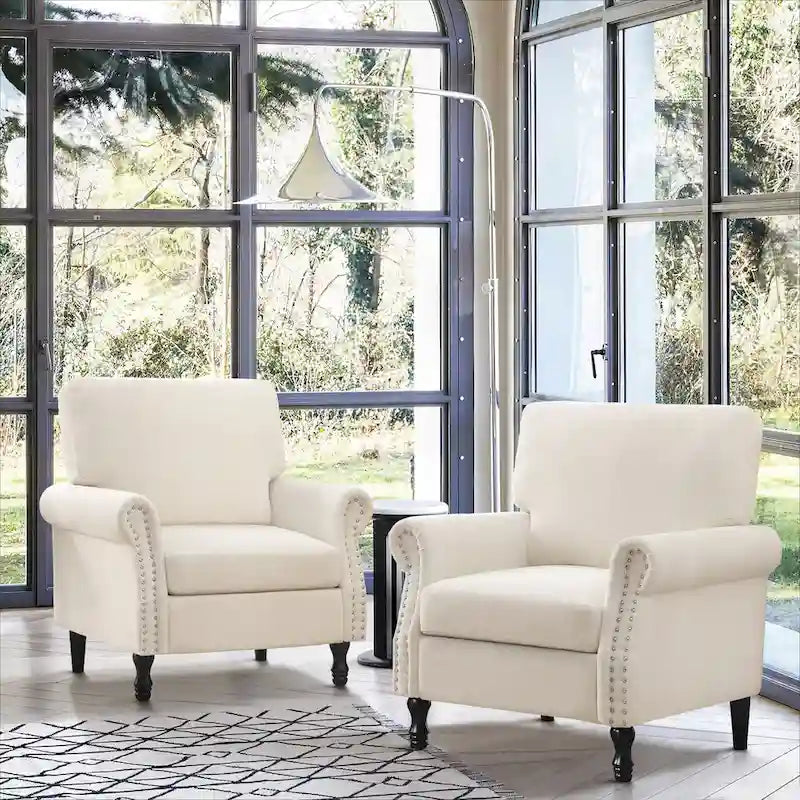 Sillón decorativo tapizado de chenilla con brazos enrollados y ribete de tachuelas