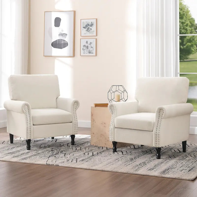 Sillón decorativo tapizado de chenilla con brazos enrollados y ribete de tachuelas