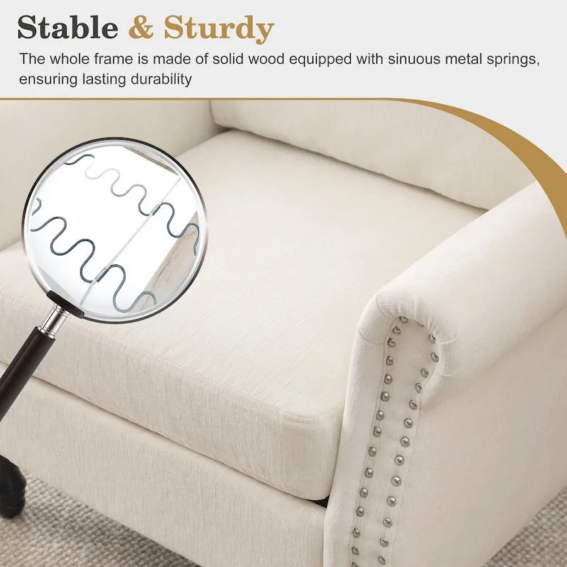 Sillón decorativo tapizado de chenilla con brazos enrollados y ribete de tachuelas