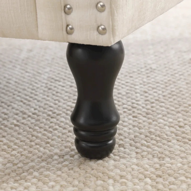 Sillón decorativo tapizado de chenilla con brazos enrollados y ribete de tachuelas