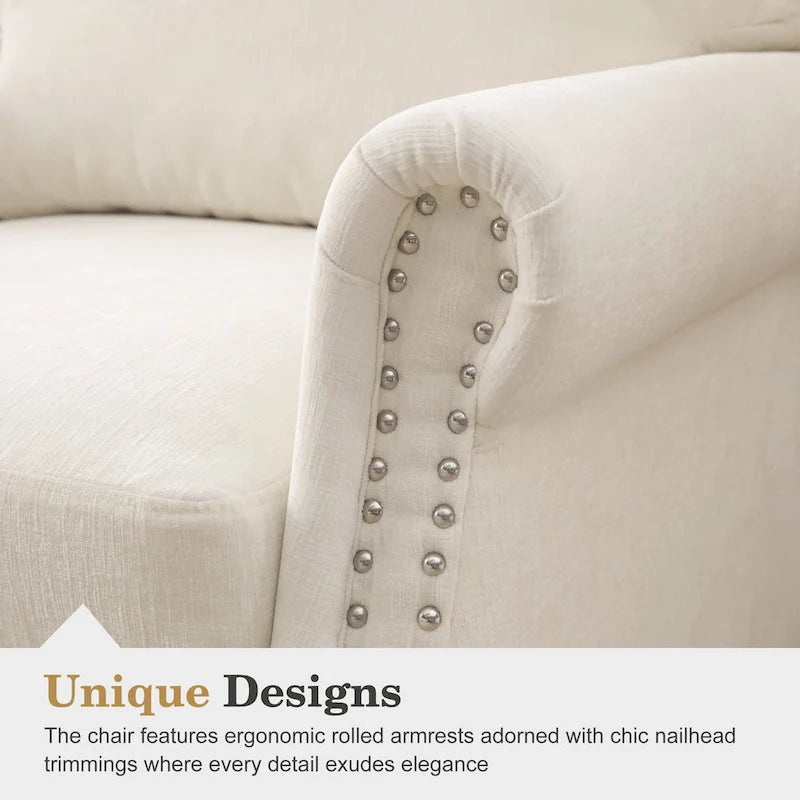 Sillón decorativo tapizado de chenilla con brazos enrollados y ribete de tachuelas