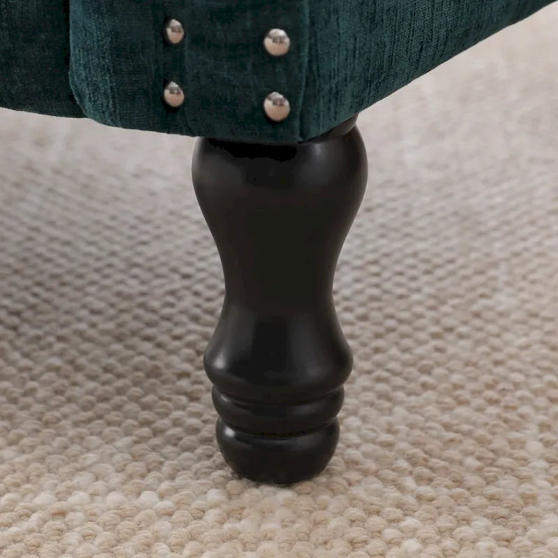 Sillón decorativo tapizado de chenilla con brazos enrollados y ribete de tachuelas