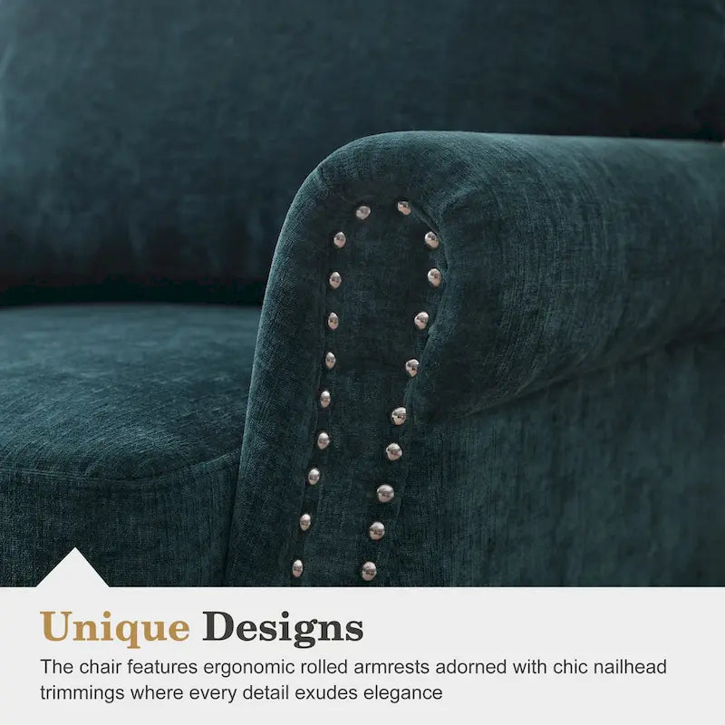 Sillón decorativo tapizado de chenilla con brazos enrollados y ribete de tachuelas