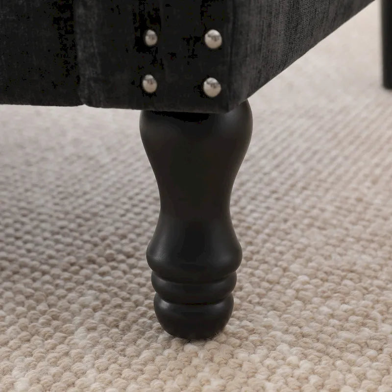 Sillón decorativo tapizado de chenilla con brazos enrollados y ribete de tachuelas