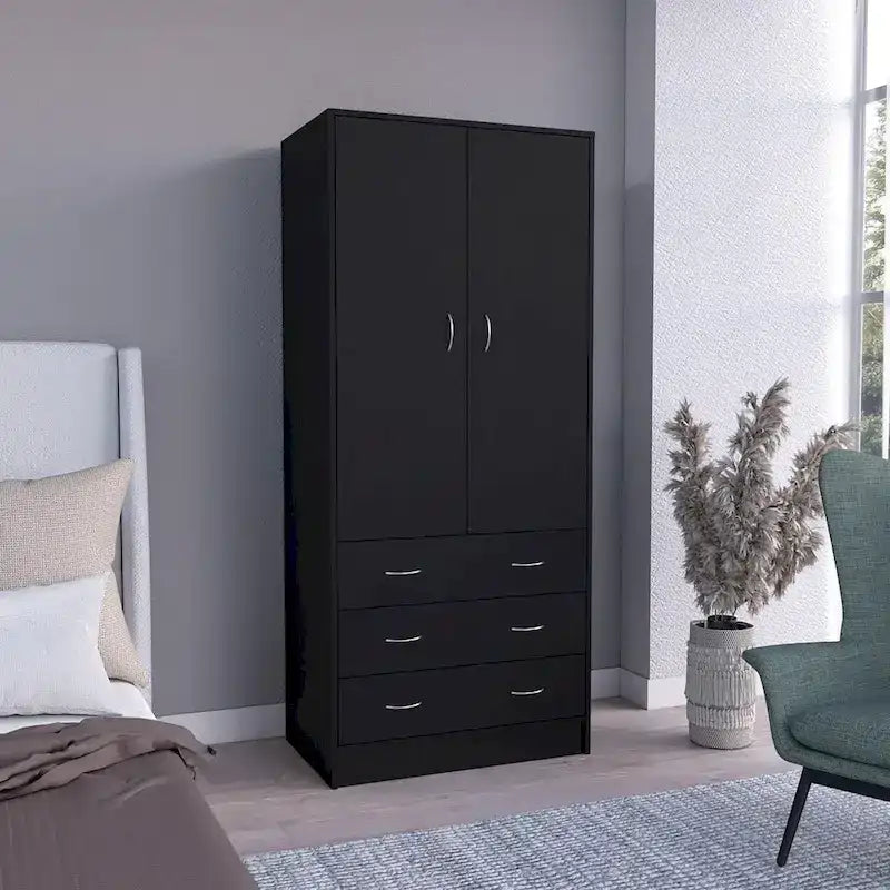 Moderne houten kledingkast met dubbele deuren, laden en hangroede